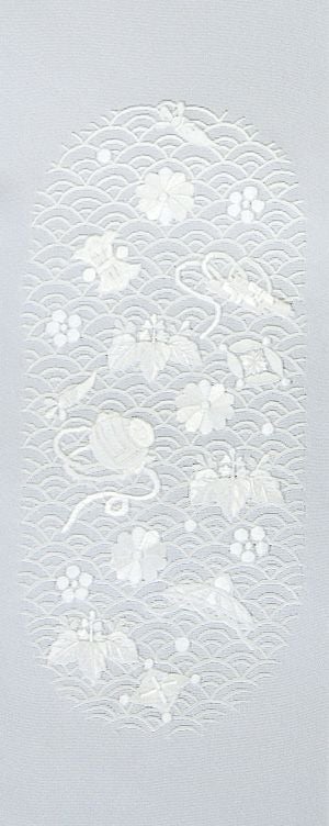 Ｓお仕立て上がり正絹長襦袢　白地に松、宝尽くし模様の刺繍等 Sお仕立て上がり正絹長襦袢 白地に松、宝尽くし模様の刺繍等の通販 by