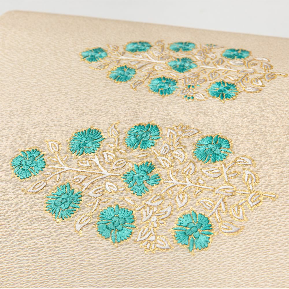 コーデが楽しくなる【名古屋帯】正絹　刺繍 仕立て上がり名古屋帯 リーフにかたどった草花をデザインした手刺繍の