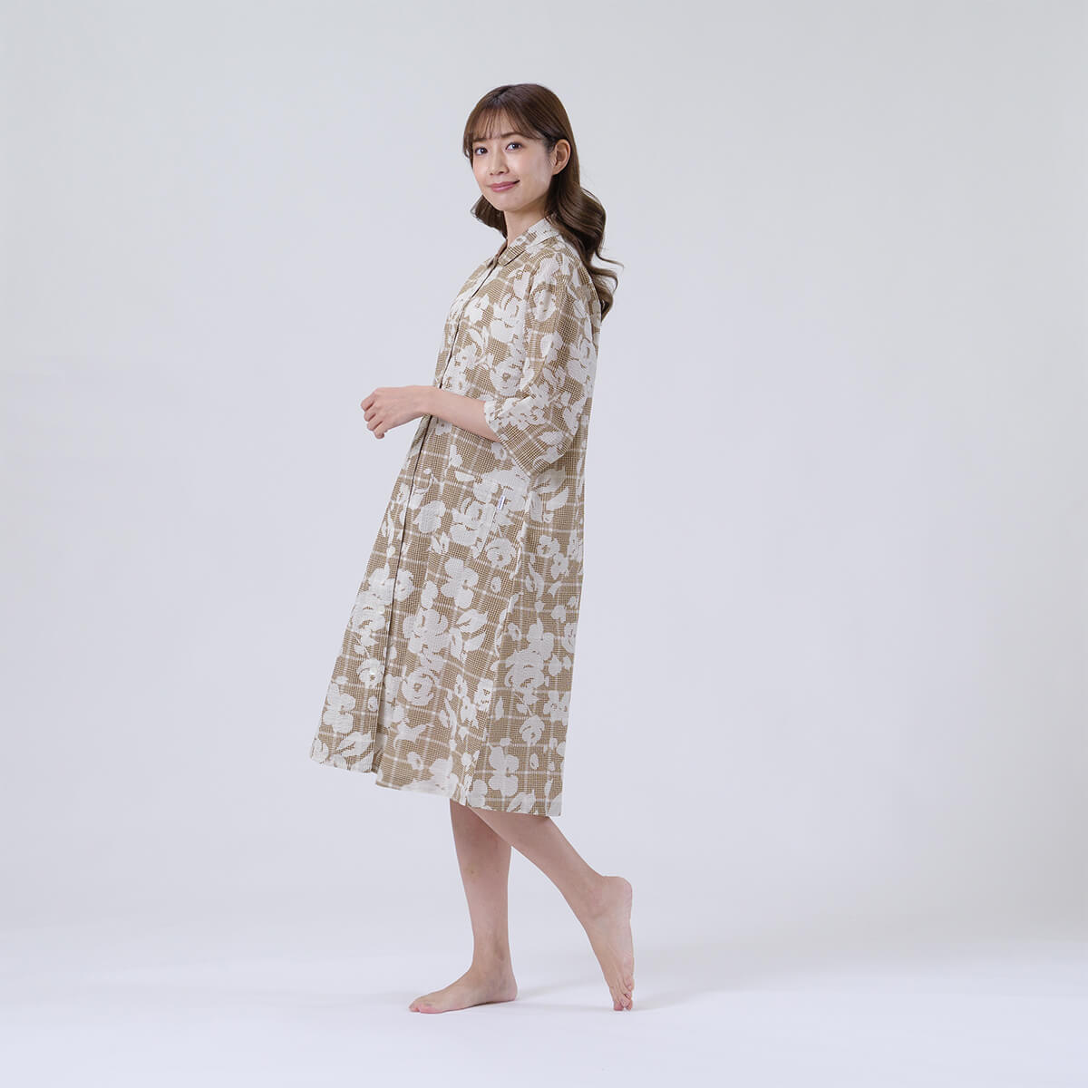 【DAKS】チェックオンフラワープリント80ローンリップル7分袖ホームドレス