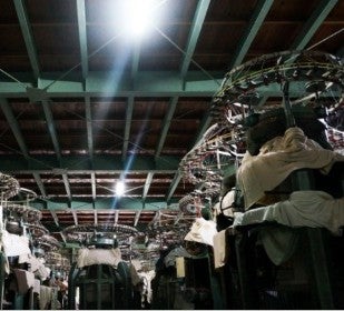 製造現場の編み機の写真